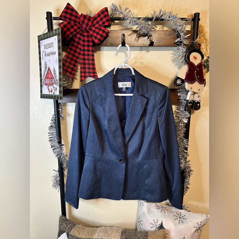 Side 4 Le Suit lined single breasted denim color  blue blazer so soft